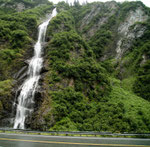 Kurz nach Valdez - unzählige Wasserfälle