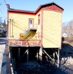 Häuser auf hohen Stelzen wegen des enormen Tidenhubes