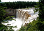 hier stürzt der mächtige Hay River 33m in die Tiefe