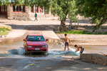 ...eine Furt für Autos und aus Dusche für die Kinder...