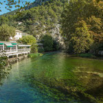 ...das Wasser der Vaucluse ist nicht grün - sondern die Algen / Wasserpflanzen....