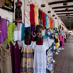 Der Markt unter einer schönen Arkade....