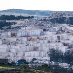 ...mit senkrecht abgeschnittenen Felswänden...