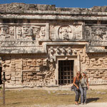 ....Simone und Rita freuen sich dass sie nicht "geopfert" wurden....