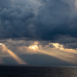 Dramatische Wolken während der Überfahrt