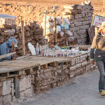 ...die indigene Bevölkerung hier schnitzt aus den Salzkristallen Andenken für die Touris....