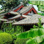 ....mit alten traditionellen Bauten / Tempeln.....