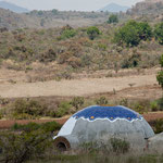 Ganz futuristische Häuser in einem spärlich bewohnten Hochland....