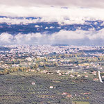 ...im Hintergrund die Stadt Sparta...