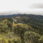 ....teilweise führt die Strasse auf einem Bergrücken entlang....