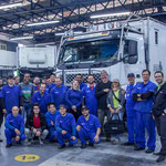 ...das gesamte Werkstatt-Team stellte sich mit uns zum Foto - Danke Volvo Canoas!!!