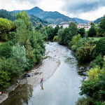 Eine Fliegenfischerin am Fluss Ternon...
