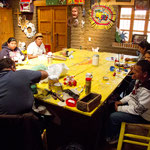 Einige der "Schüler" beim malen und kneten