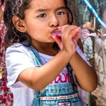 ...die ganz jungen Grazien genossen ihr Wassereis...