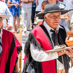 ...übergibt wichtigen Gästen ein Geschenk...