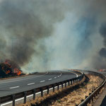 ...es brennt auf beiden Seiten der Autobahn R-5...