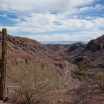 Zur "Mission San Javier" geht es durch schroffes und steiles Gebirge