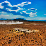 ...im Hintergrund raucht der Schlot von "Islands Unterweltkönig"...