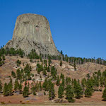 wie ein einsamer Monolith steht er im Raum