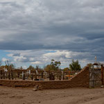 Der Friedhof - einige Hundert Jahre alt mit dem Glockenturm von 1619