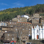 ...die kleine schneeweisse Kirche sticht so dominant hervor...