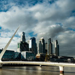 ...diese futuristische Fussgängerbrücke mit Fussgängerzonen...