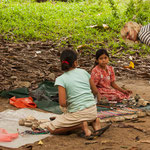 ....um ein bisschen Geld zu verdienen stellen Frauen und Kinder Handarbeiten her....