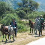 ...Gauchos entlang der Strasse auf dem Weg zum "Frühschoppen"...