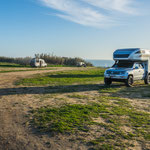 ...und traumhafter Stellplatz auf einer Wiese direkt an der Steilküste...