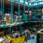 ...der Kunsthandwerksmarkt in einem schönen Gebäude...