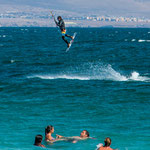 ...und zwischen den immens schnellen Surfern immer wieder schwimmende Familien...