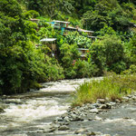 ....ein Dörfchen klebt am Ufer des Rio Orosi.....