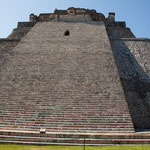 "Casa del Adivino" (Haus des Zauberers) ist 39 m hoch auf einem ovalen Fundament...