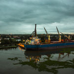 ...die ersten Kräne von Zarate...