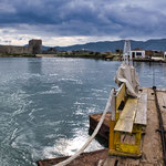 ...hängt an Stahlseilen...