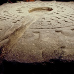 ein mehrere Tonnen schwerer Opferstein