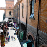 ....hier hat man ein altes Fabrikgebäude in ein Ess- und Einkaufszentrum verwandelt.