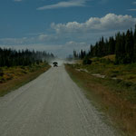 "dirt road" extrem staubig - wenn ein Holztransporter kommt sieht man nichts mehr