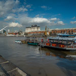 ...Freizeiteinrichtungen im Hafenbecken...