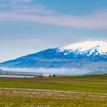 ...von hier sieht der imposante Kirkjufell eher harmlos wie ein "Maulwurfhaufen" aus...