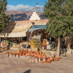 ...es gibt Kunsthandwerk und auch sonst alles was man braucht...