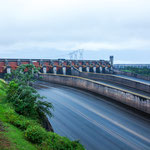 ...die Überlauftore regulieren den Wasserhöchststand des Sees.