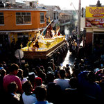 ....mit Weihrauch und Musik geht es durch die engen Strassen.....