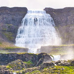 ...die unglaubliche Größe kann man an der Größe der Menschen vor dem Wasserfall erkennen...