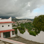 Hinter der Fabrik liegt die Stadt