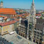 Das Wahrzeichen Münchens: "Frauenkirche" links und "Rathaus"....