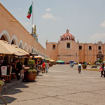 Auch der Zocalo ist eingerahmt von Kirchen.....