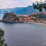 ...Blick vom Stellplatz auf Scilla...