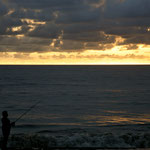 .....nicht nur Pelikane fischen am Abend.....