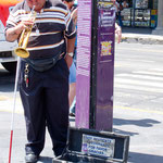 ein blinder Musikant der damit seinen Lebensunterhalt verdient